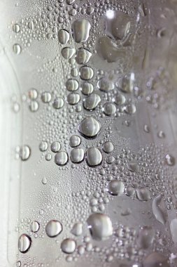 Su plastik bir şişeden makroyu düşürür modern arka plan yüksek kaliteli baskı 50 megapiksel