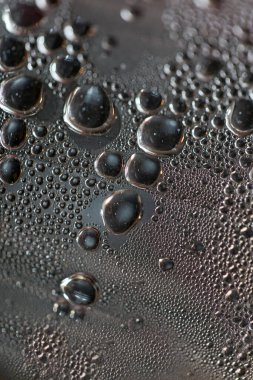 Su plastik bir şişeden makroyu düşürür modern arka plan yüksek kaliteli baskı 50 megapiksel