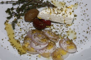 Mercimek Yunan çorbası feta ve zeytinleri modern Akdeniz yemek pornosunu modern kaliteli baskıyı kapatır