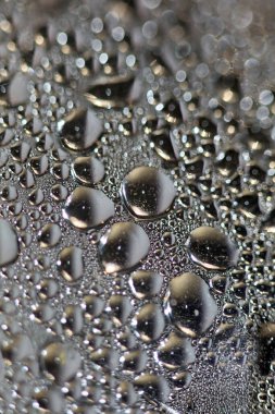 Renkli su damlaları modern rüya gibi arka planda 50 megapiksel yüksek kalitede basılıyor.