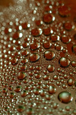 Renkli su damlaları modern rüya gibi arka planda 50 megapiksel yüksek kalitede basılıyor.