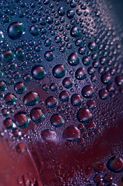 Renkli su damlaları modern rüya gibi arka planda 50 megapiksel yüksek kalitede basılıyor.