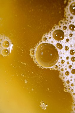 Su kabarcıklarının farklı boyutları modern sarı arka plan yüksek kaliteli baskıyı kapatır