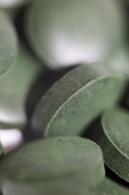 Yeşil haplar tıbbî spirulina platensis alg ailesini kapatıyor. Modern moda gıdalar, yüksek kalite büyük boy baskılı.