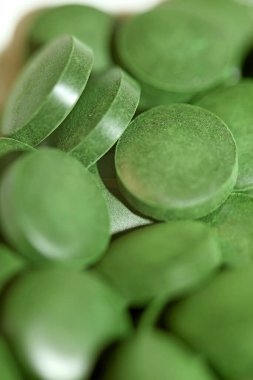 Yeşil haplar tıbbî spirulina platensis alg ailesini kapatıyor. Modern moda gıdalar, yüksek kalite büyük boy baskılı.