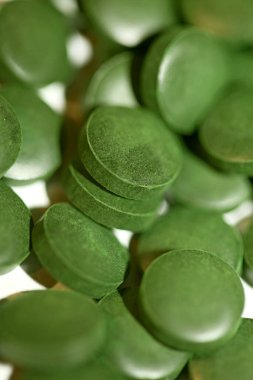 Yeşil haplar tıbbî spirulina platensis alg ailesini kapatıyor. Modern moda gıdalar, yüksek kalite büyük boy baskılı.