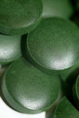 Yeşil haplar tıbbî spirulina platensis alg ailesini kapatıyor. Modern moda gıdalar, yüksek kalite büyük boy baskılı.