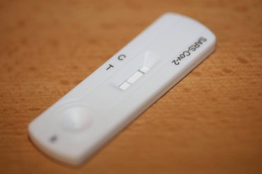 Corona virüsü testi pozitif. Arka planı kapatın. Modern tıbbı covid-19.