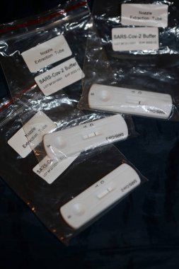 Corona virüsü testi pozitif. Arka planı kapatın. Modern tıbbı covid-19.