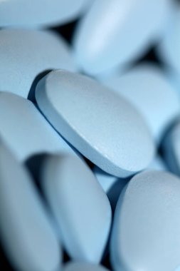 Mavi ilaç hapları tıbbi modern arka planı kapatıyor. Yüksek kalite büyük boy baskılar.