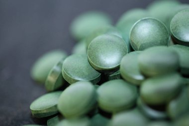 Yeşil haplar makro tıbbi biyo spirulina platensis algler aile algler modern moda uzay yiyecekleri yüksek kalite büyük boy baskılar