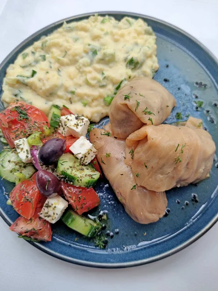 Comida Tradicional Griega Con Carne Verduras Plato Azul Cocina Moda — Foto de Stock