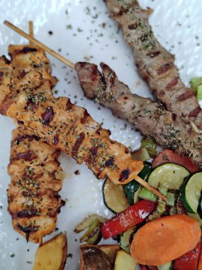 Mavi tabakta et ve sebzeli geleneksel Yunan yemekleri modern arka plan yüksek kaliteli baskılar