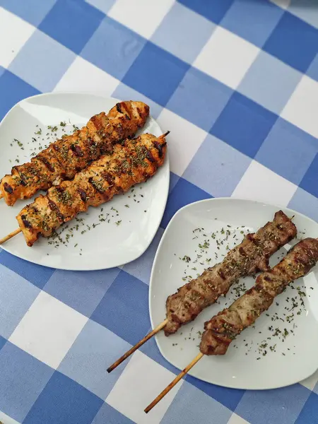 파란색 접시에 고기와 야채가 그리스 현대의 유행하는 — 스톡 사진