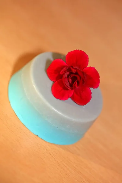 Jabón Hecho Mano Con Una Flor Roja Parte Superior Cerca —  Fotos de Stock