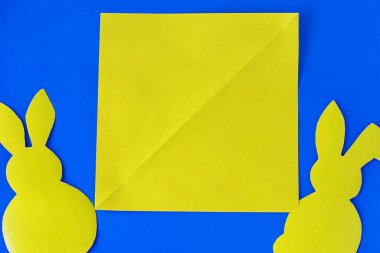 Evde nasıl tavşan yapılırmış. Paskalya için el işi. Adım adım talimat veriyorum. Adım 1. Renkli kağıt al. Kendi ellerinle yarattığın basit bir fikir. DIY Çocuk Sanat Projesi.