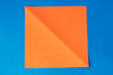 Evde nasıl tavşan yapılırmış. Paskalya için el işi. Adım adım talimat veriyorum. Adım 1. Renkli kağıt al. Kendi ellerinle yarattığın basit bir fikir. DIY Çocuk Sanat Projesi.