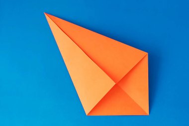 Evde nasıl tavşan yapılırmış. Paskalya için el işi. Adım adım talimat veriyorum. Adım 2. Renkli kağıt al. Kendi ellerinle yarattığın basit bir fikir. DIY Çocuk Sanat Projesi.