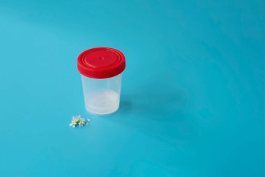 Suni döllenme için sperm bankası, kısırlık tedavisi, çocuk planlaması. Mavi arka planda donör spermi.