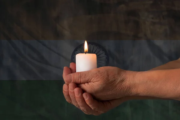 Las manos sostienen una vela sobre el fondo de la bandera de la India. El concepto de luto y tristeza en el país, terrorismo — Foto de Stock