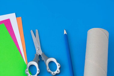 Adım 1. Renkli kağıt ve kartondan bir elfin nasıl yapılacağına dair adım adım talimatlar. Diy konsepti. Çocuk sanat projesi. Noel için renkli kağıtlardan çocuklar için el işi, Aziz Patrick Günü