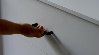 Şifonyer çekmecelerini açmak ve kapatmak, şifonyer çekmecesinde keten, dağınık konsept