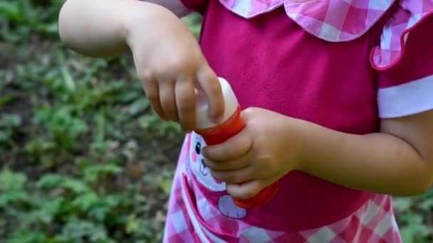 공원에서 비누 거품을 피우는 귀여운 소녀 — 비디오