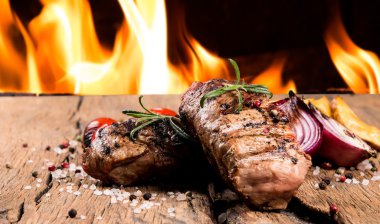 Sığır eti biftek woode masada