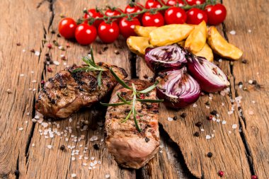 Sığır eti biftek woode masada