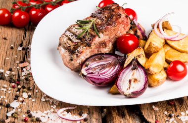 Sığır eti biftek woode masada