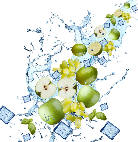 Manzana verde en agua salpicada — Foto de Stock