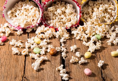 Ahşap üzerine patlamış mısır partisi