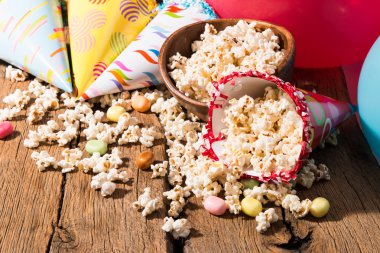 Ahşap üzerine patlamış mısır partisi