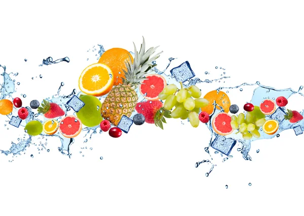 Mezclar frutas cayendo en agua — Foto de Stock