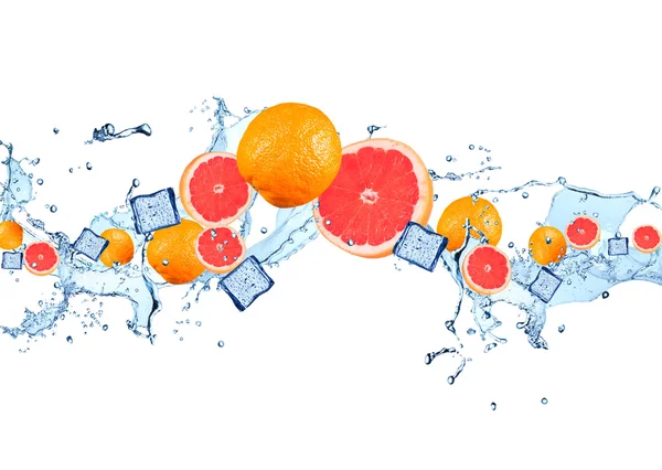 水で落ちるグレープ フルーツ — ストック写真