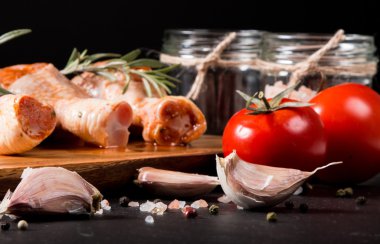 Çiğ tavuk bacağı.