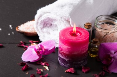 Spa Masaj ayarı, lavanta ürün, ahşap arka plan üzerine yağlıboya