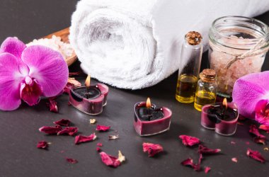 Spa Masaj ayarı, lavanta ürün, ahşap arka plan üzerine yağlıboya