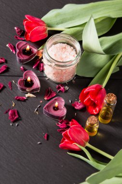 Spa Masaj ayarı, lavanta ürün, ahşap arka plan üzerine yağlıboya