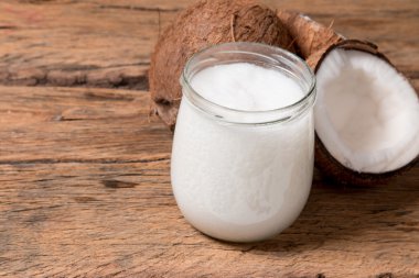 Hindistan cevizi yağı ve taze hindistan cevizi. 