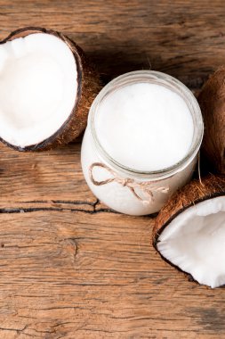 Hindistan cevizi yağı ve taze hindistan cevizi. 