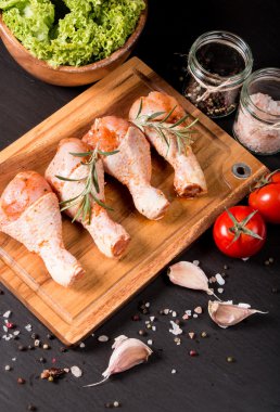 Çiğ tavuk bacağı.