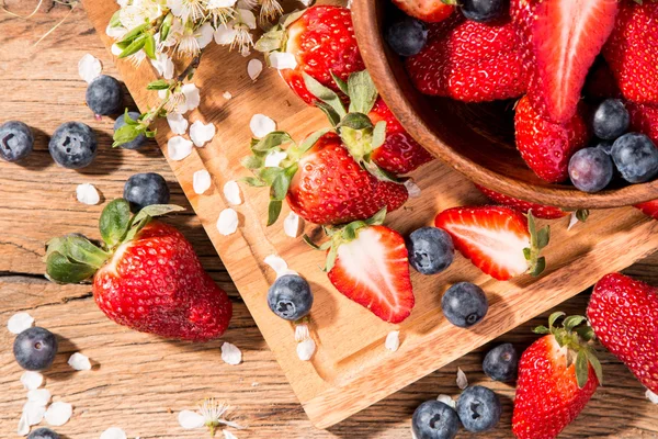 Verse Aardbeien Een Kom Houten Tafel — Stockfoto