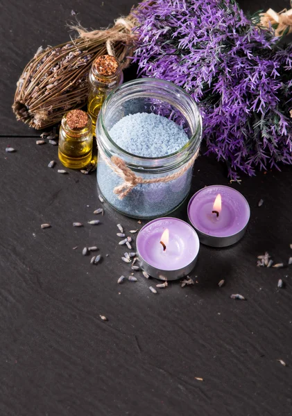Spa Masaj ayarı, lavanta ürün, ahşap arka plan üzerine yağlıboya