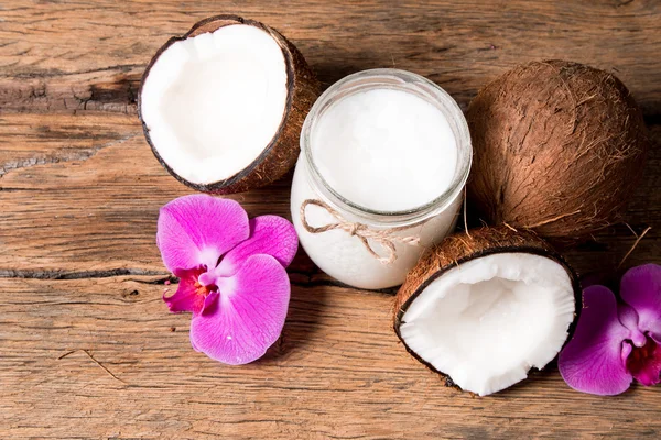 Aceite de coco y coco fresco — Foto de Stock