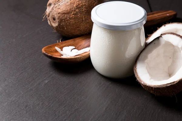 Aceite de coco sobre negro — Foto de Stock