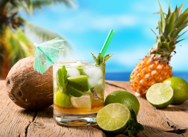 Bebida de mojito fresca e frutas — Fotografia de Stock