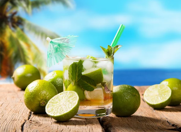 Bebida fresca de mojito y fruta — Foto de Stock