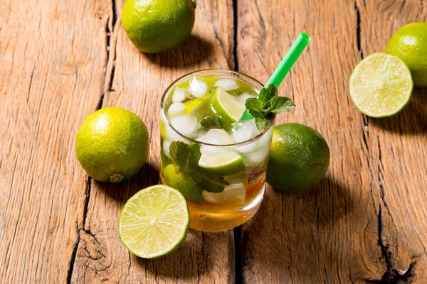 Bebida fresca de mojito y fruta — Foto de Stock