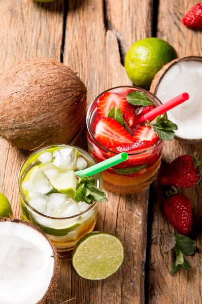 Bebida fresca de mojito y fruta — Foto de Stock